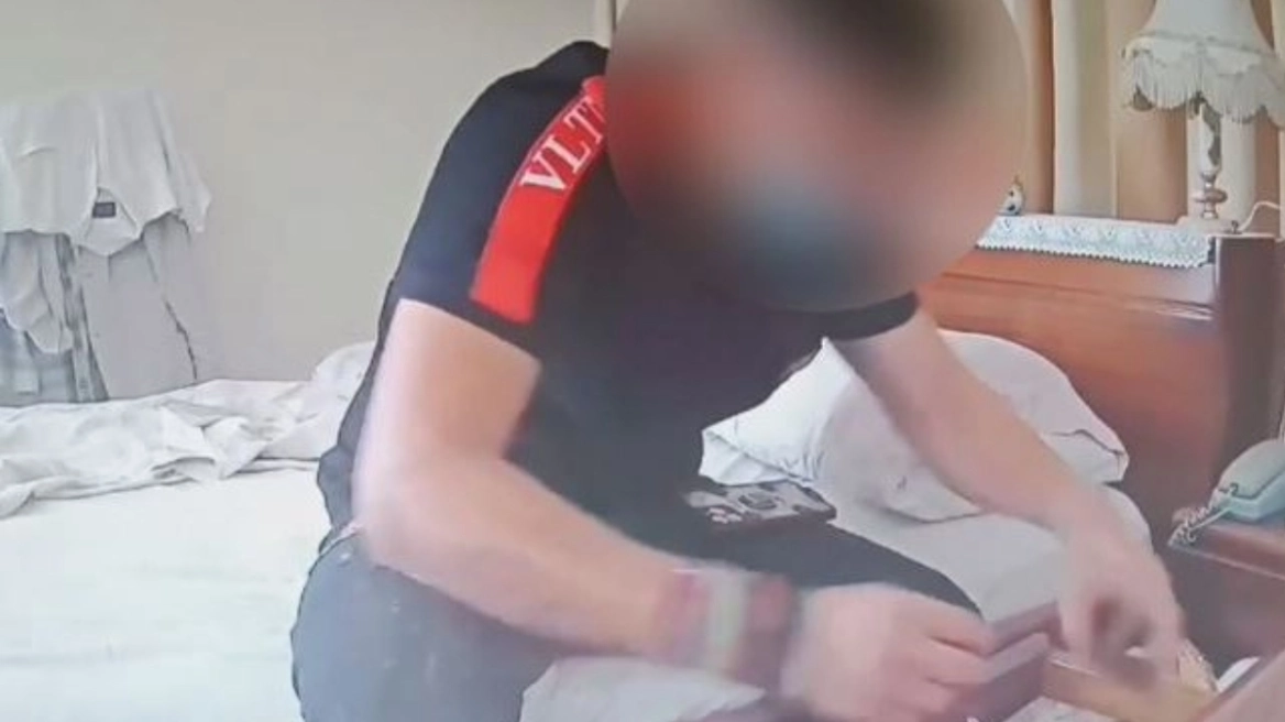 Πώς συμμορία εξαπατούσε ηλικιωμένους με το πρόσχημα ότι είναι υπάλληλοι δημόσιας υπηρεσίας