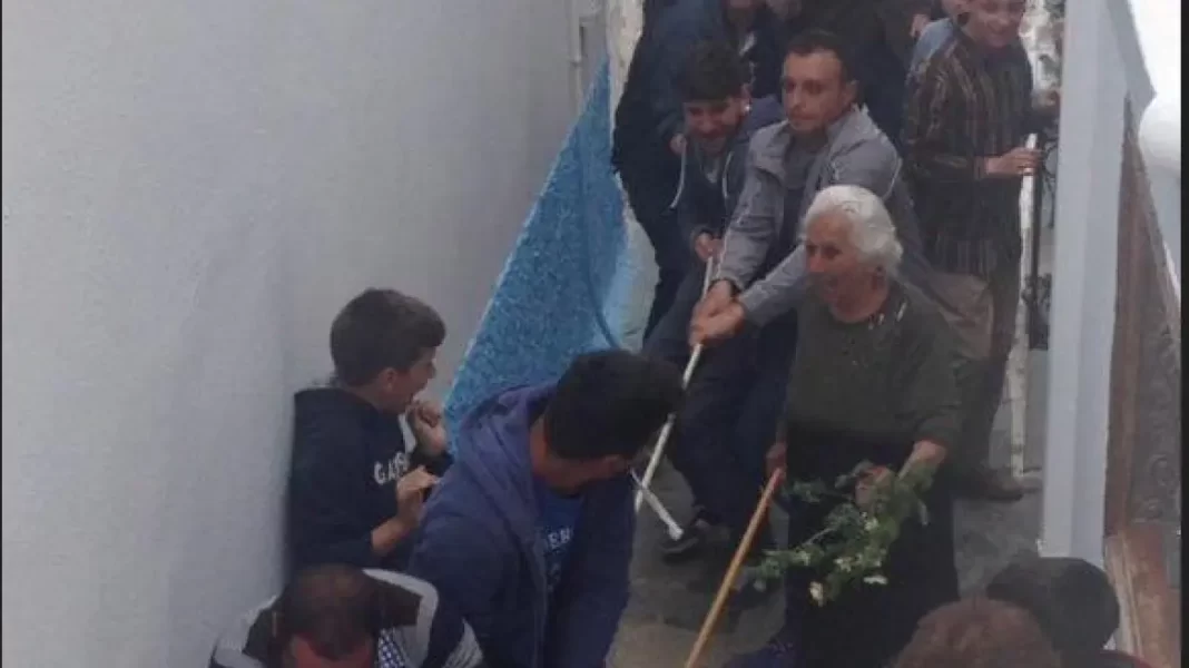Πάσχα 2023: Τα Σύρματα, ένα ιδιαίτερο έθιμο στο χωριό Σπόα της Καρπάθου τη Δευτέρα του Πάσχα