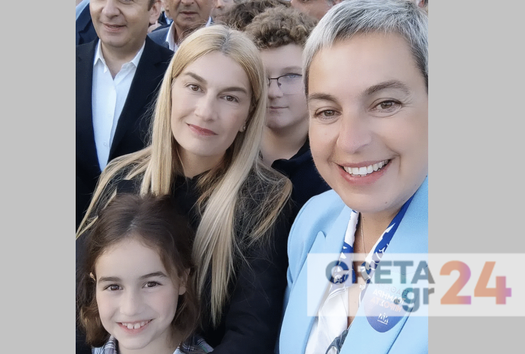 Η ξεχωριστή συνομιλία του Πρωθυπουργού με την κόρη του Μανούσου Βολουδάκη και η εκπομπή που είδε πριν έρθει στην Κρήτη