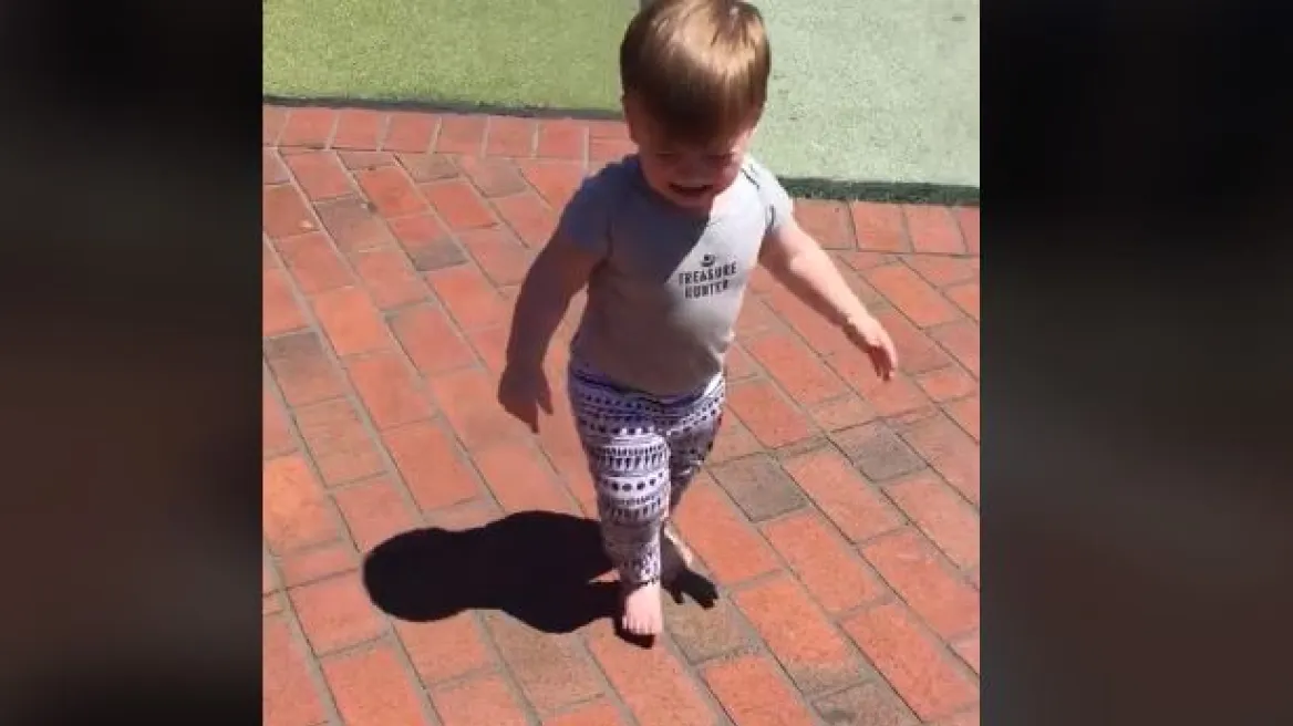 TikTok: Δίχασε το viral βίντεο με την πλάκα του πατέρα στον δίχρονο γιο του για τη σκιά του