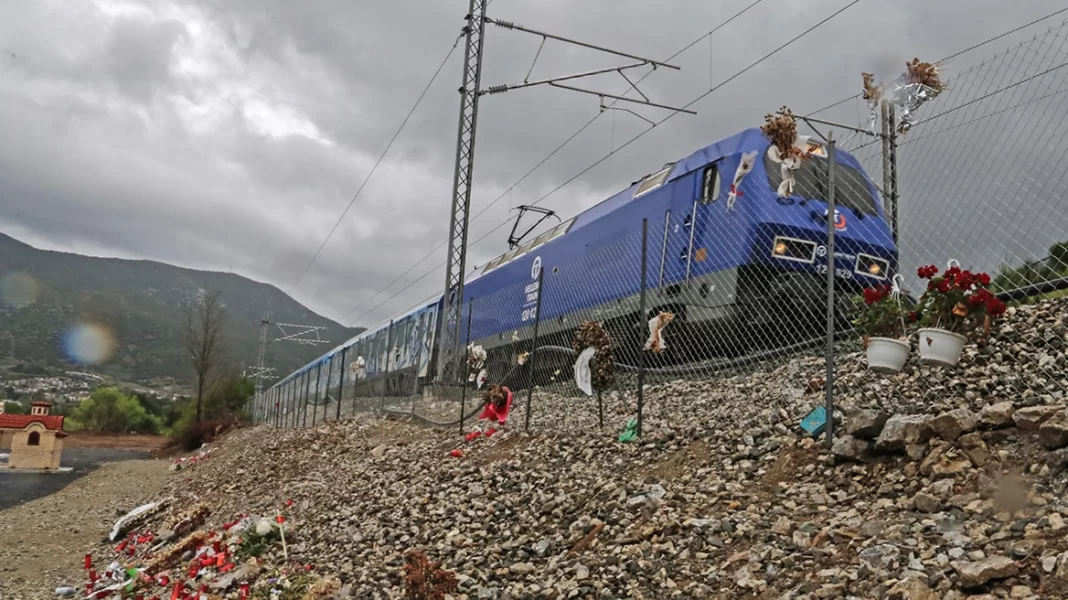 Τέμπη: Η στιγμή που το Intercity πέρασε σήμερα από το σημείο της τραγωδίας (βίντεο)