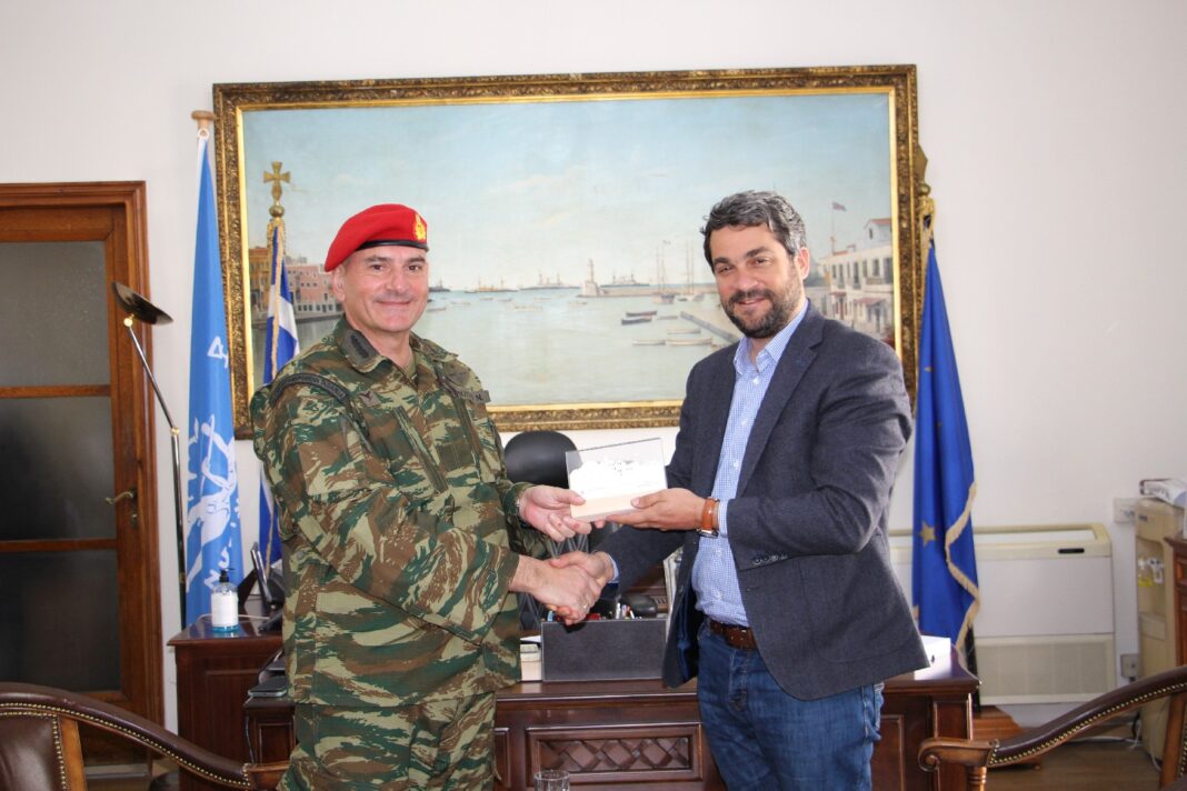 Με τον Δήμαρχο Χανίων συναντήθηκε ο νέος Διοικητής της V Μεραρχίας Κρητών