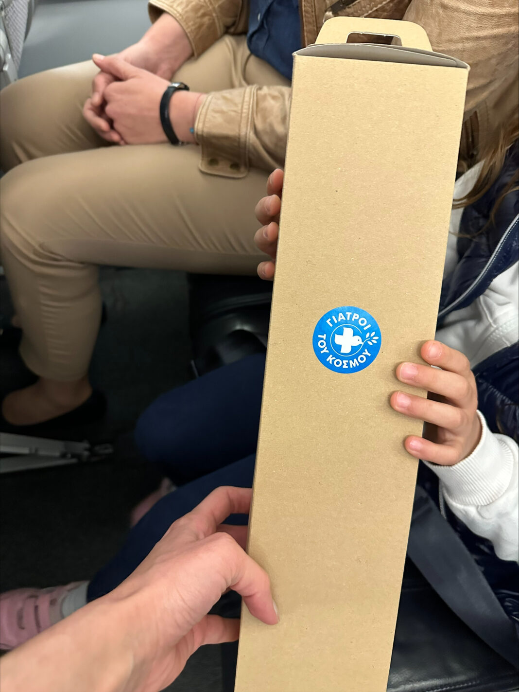 Η AEGEAN στηρίζει το έργο ΜΚΟ και προσφέρει Πασχαλινές λαμπάδες στους μικρούς επιβάτες της