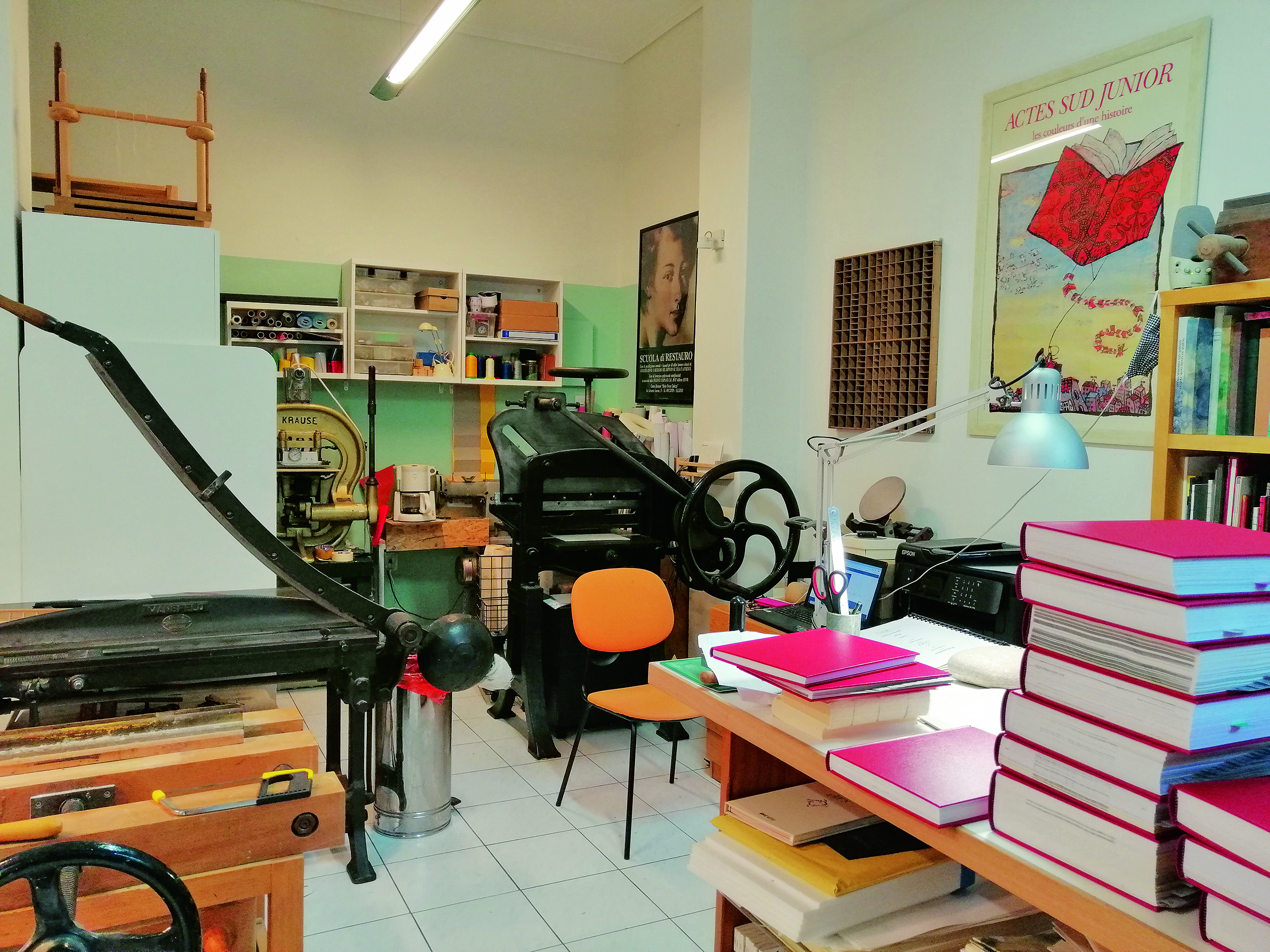 «Ξεδιπλώνοντας»: H έκθεση βιβλιοδεσίας της Ευαγγελίας Μπίζα στην Εθνική Βιβλιοθήκη