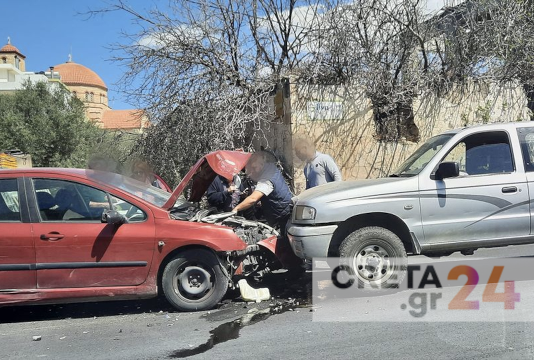 Ηράκλειο: Μετωπική σύγκρουση δύο αυτοκινήτων σε κεντρικό δρόμο