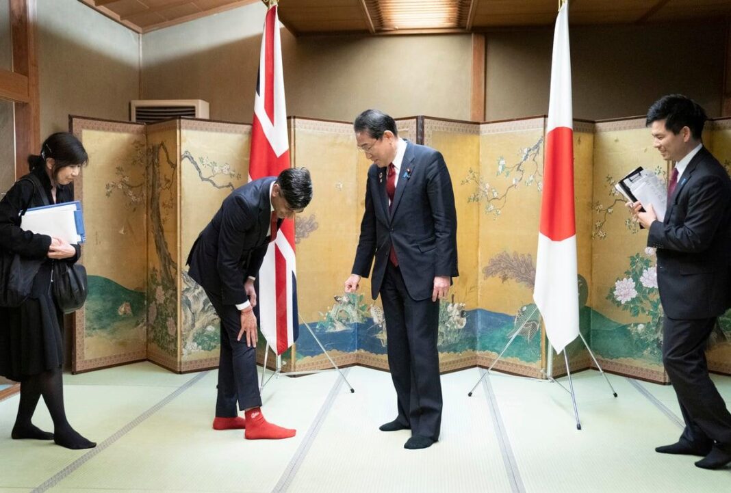 Viral… οι κάλτσες του Σουνάκ στη G7 – Εντυπωσίασαν τον Ιάπωνα πρωθυπουργό