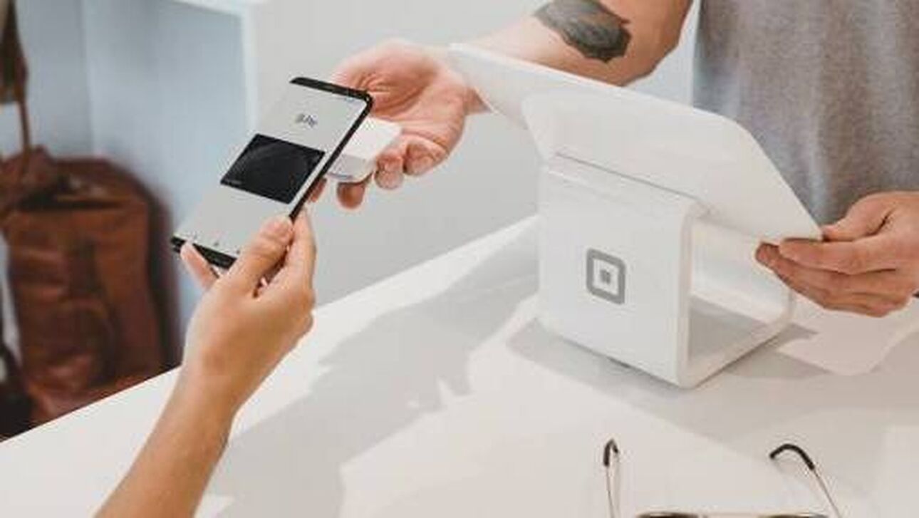 Πληρωμές με χρεωστική αλλά και το… κινητό προτιμούν οι Έλληνες