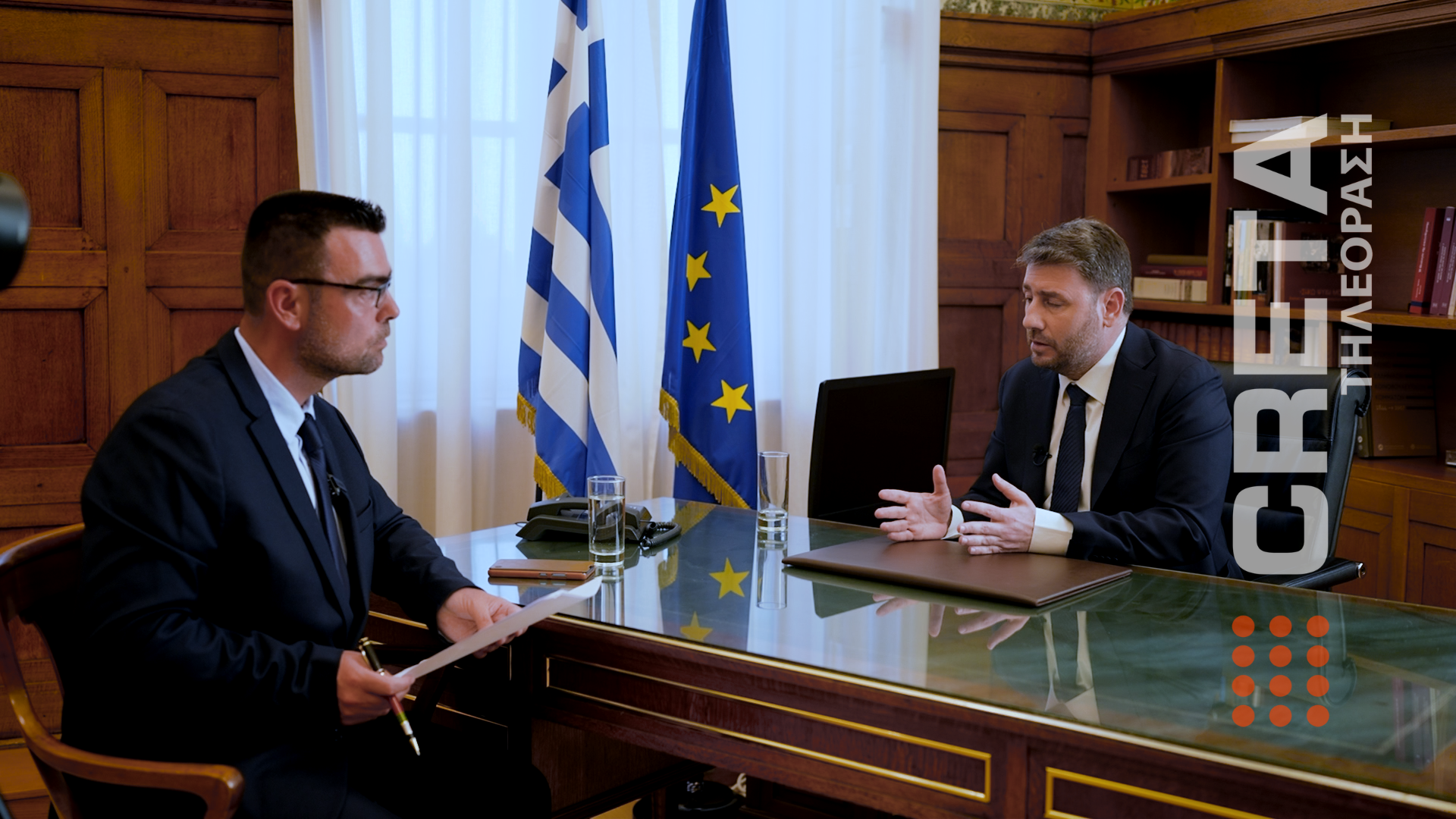 Ο αρχηγός του ΠΑΣΟΚ ανοίγει το γραφείο του στη Βουλή και μιλάει στο CRETA