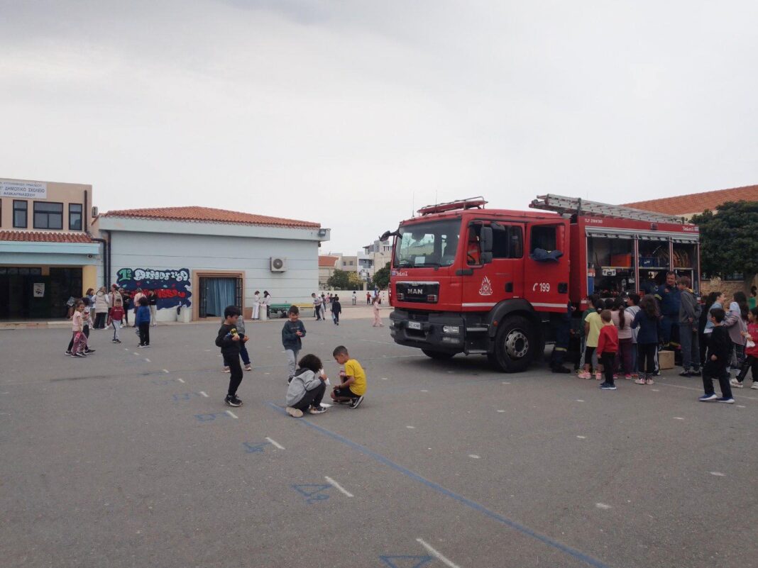 Ηράκλειο: Μικροί μαθητές ενημερώθηκαν από την Πυροσβεστική για τα φυσικά φαινόμενα κι έγιναν για λίγο… πυροσβέστες