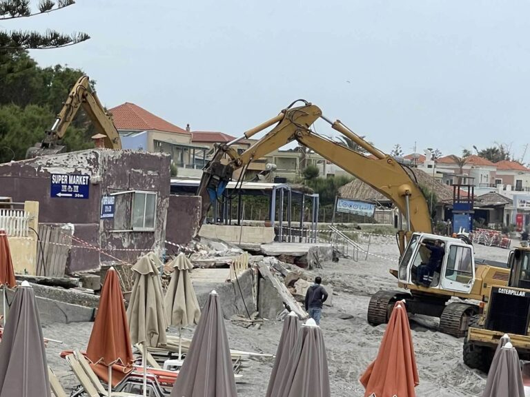 Κατεδαφίζονται ετοιμόρροπες και επικίνδυνες κατασκευές στο παραλιακό μέτωπο του Δήμου Πλατανιά