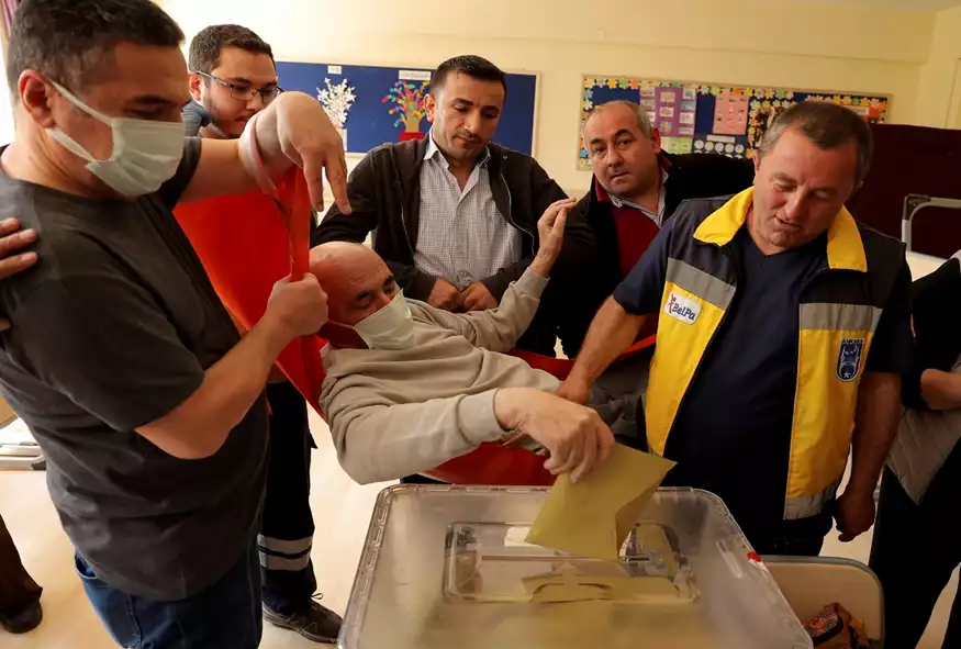 Εκλογές Τουρκία: Απίστευτες εικόνες – Μετέφεραν ασθενείς από τα νοσοκομεία για να ψηφίσουν