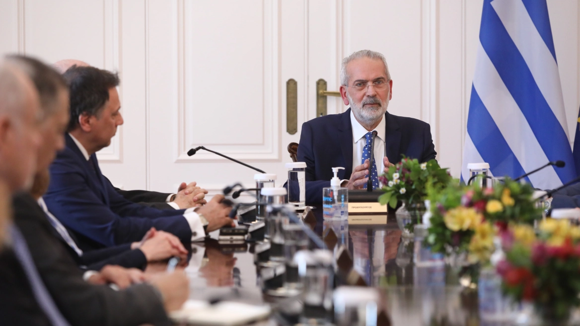 Σαρμάς στο υπουργικό συμβούλιο: «Σήμερα καθορίζουμε την πολιτική μας μέχρι τις 25 Ιουνίου» -Τα επόμενα βήματα