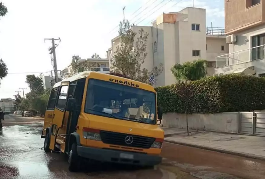 Πανικός σε σχολικό λεωφορείο που έπεσε σε λακκούβα – Υποχώρησε το οδόστρωμα