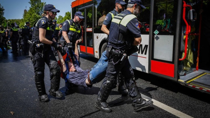 Ολλανδία: Πάνω από 1.500 συλλήψεις σε διαδηλώσεις