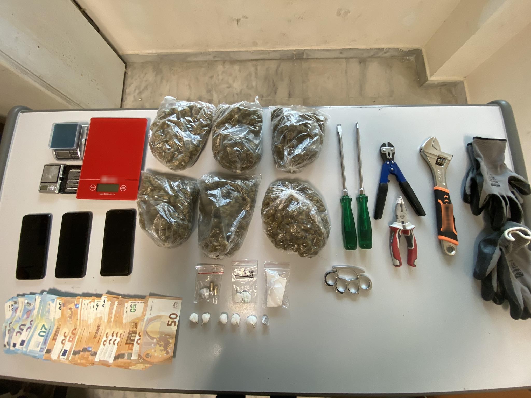 Κρήτη: Μισό κιλό κάνναβης και κοκαΐνη έστειλε τρεις στα κρατητήρια