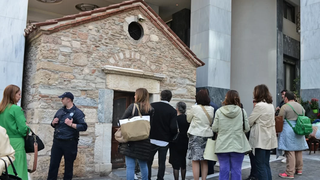 «Άξιον Εστί»: Έφτασε στην Αθήνα η εικόνα από το Άγιον Όρος – Ουρές για προσκύνημα