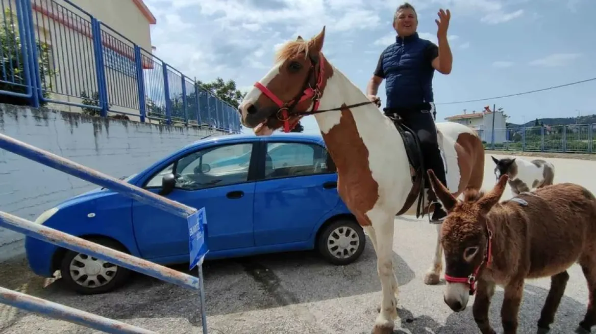 Αγρότης πήγε με… άλογο και γαϊδούρι σε εκλογικό κέντρο