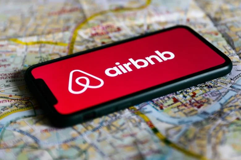 Airbnb: «Δαγκωτό» Ελλάδα φέτος - Στα ύψη οι τιμές αλλά και η ζήτηση για το φθινόπωρο