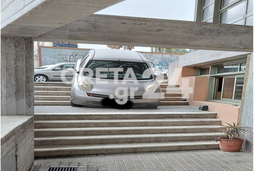 Απίστευτες εικόνες: Αυτοκίνητο εισέβαλε στο Πολιτιστικό Συνεδριακό Κέντρο Ηρακλείου