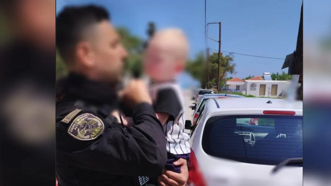 Συγκλονιστική φωτογραφία: Ο αστυνομικός της ΔΙΑΣ κρατά στην αγκαλιά του το μωρό που απεγκλώβισε