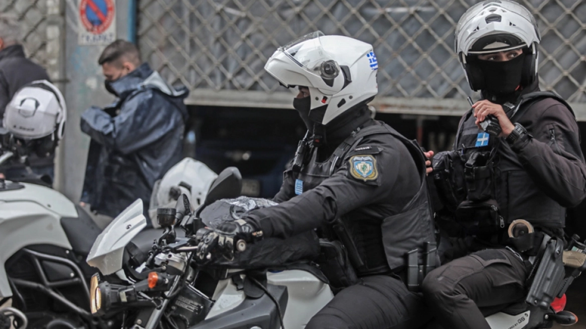 Τρόμος για μοντέλο – Αιγύπτιος τη δάγκωσε και της έκλεψε το κινητό