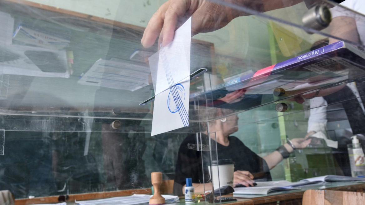 Συνελήφθη ηλικιωμένη επειδή έριξε δύο φακέλους στην κάλπη