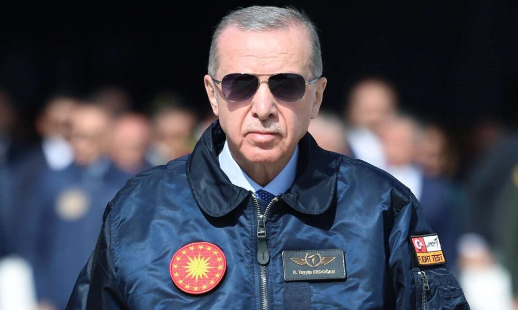 Τουρκία – Ερντογάν: Με μπουφάν πιλότου στην παρουσιάση του τουρκικού μαχητικού KAAN