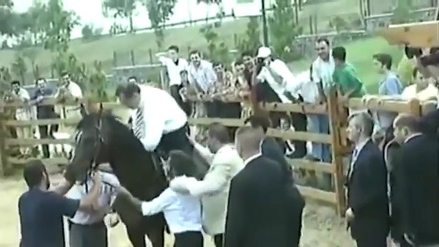 Οι γκάφες του Ερντογάν και η «εκτόξευση» από άλογο που έγιναν viral
