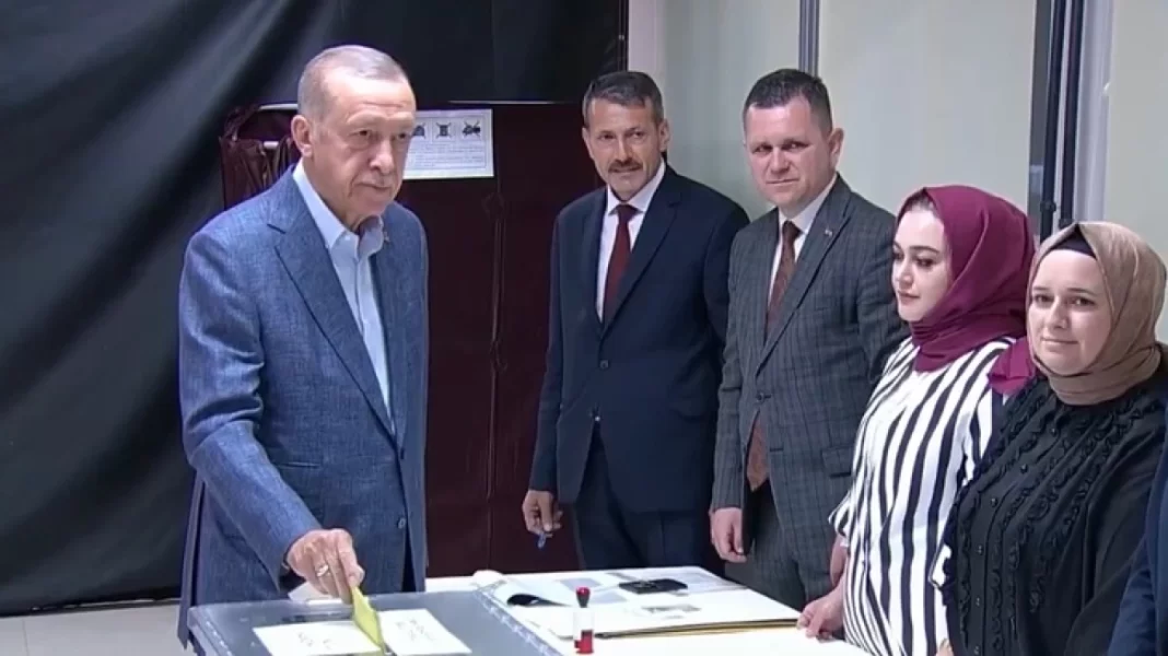 Εκλογές στην Τουρκία: Στην Κωνσταντινούπολη μαζί με την Εμινέ ψήφισε ο Ερντογάν