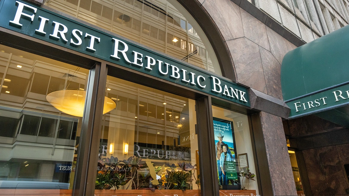 First Republic Bank: «Βόμβα» στις ΗΠΑ – Κατέρρευσε η τράπεζα, στην JPMorgan περνούν οι καταθέσεις