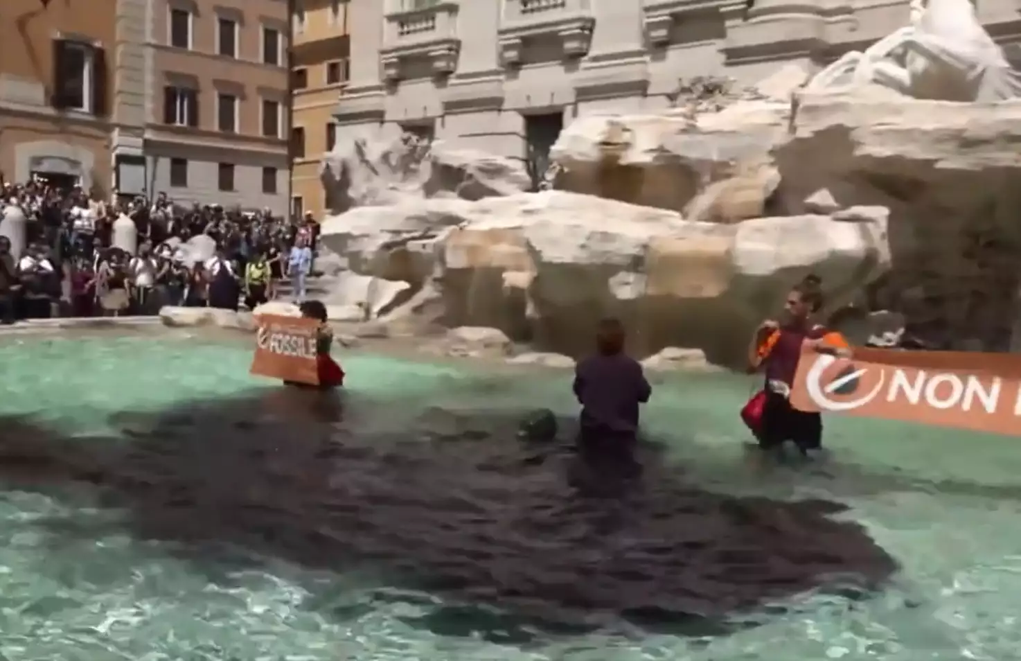 Ακτιβιστές «έβαψαν» μαύρη τη Φοντάνα ντι Τρέβι