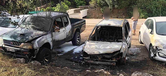 Κρήτη: Τρία αυτοκίνητα «τυλίχθηκαν» στις φλόγες (εικόνες)