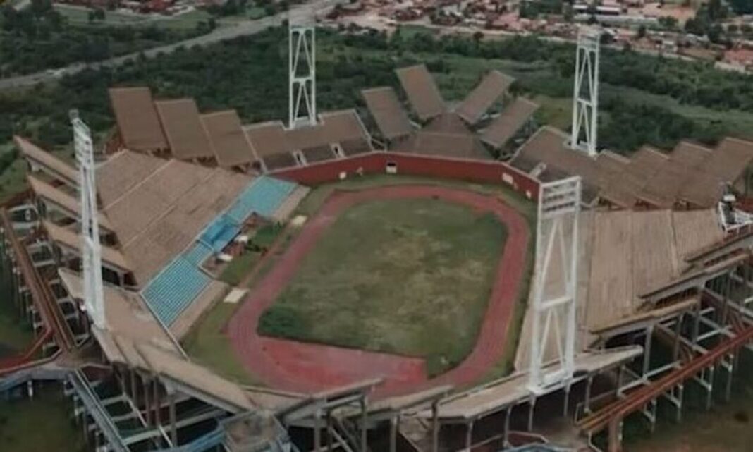 Το πιο περίεργο γήπεδο του κόσμου έχει «ανεξήγητες» τριγωνικές κερκίδες και χωράει 59.000 άτομα
