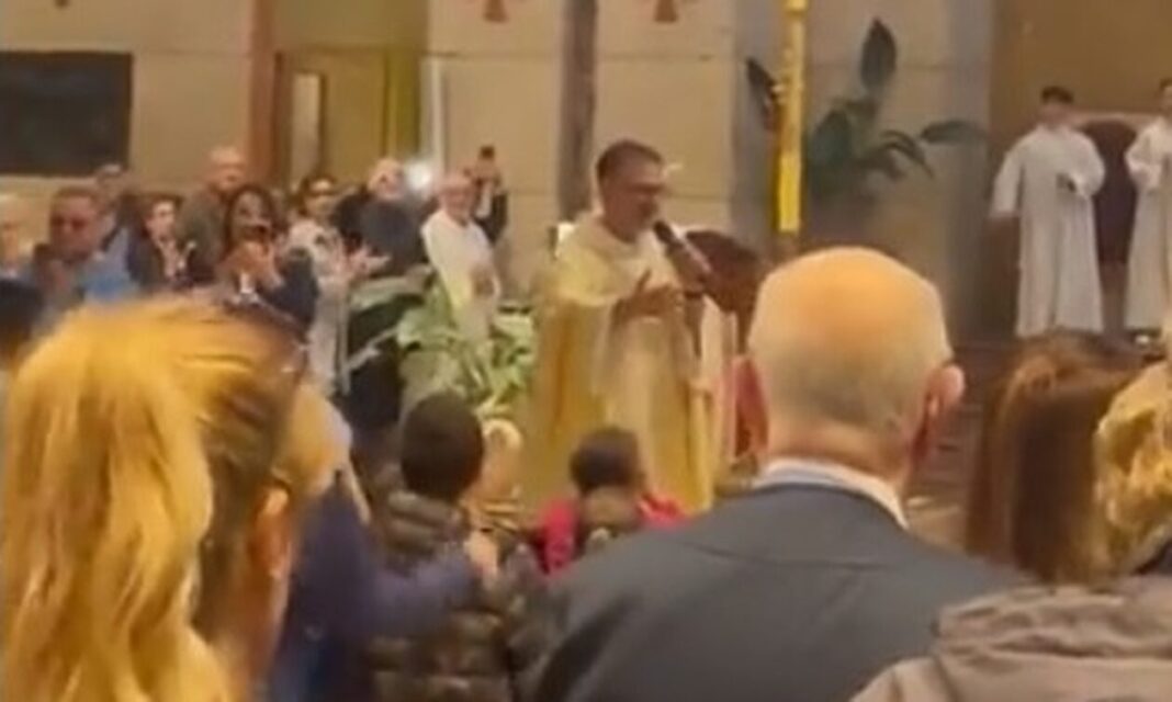 Ιερέας έκανε την εκκλησία… γήπεδο – Τραγούδησε σύνθημα για τη Νάπολι (βίντεο)