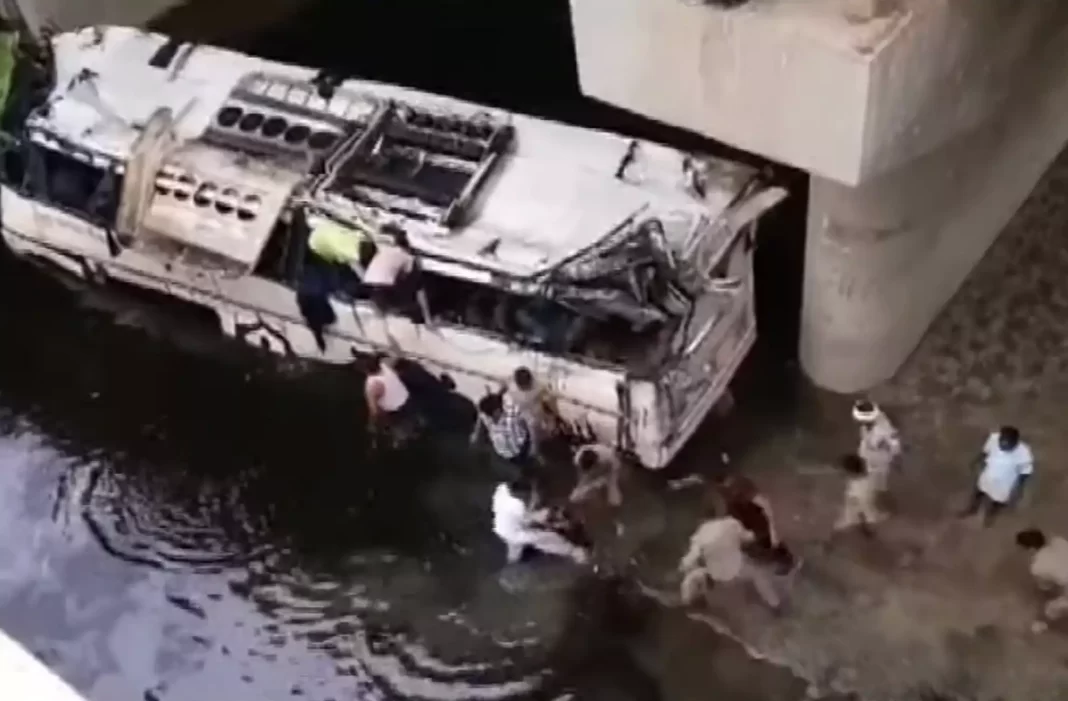 Iνδία: Τραγωδία με πτώση λεωφορείου από γέφυρα – Πολλοί οι νεκροί, δεκάδες οι τραυματίες