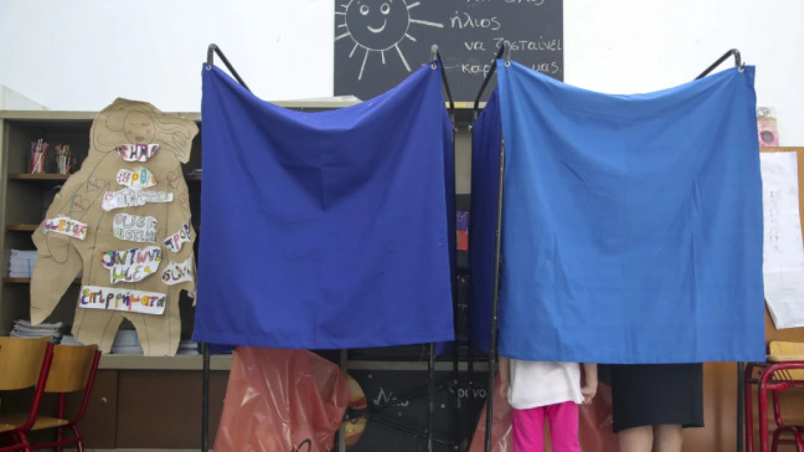 Με καθυστέρηση άνοιξαν οι κάλπες στο 1ο Δημοτικό Σχολείο Θεσσαλονίκης που ψηφίζει ο Καραμανλής