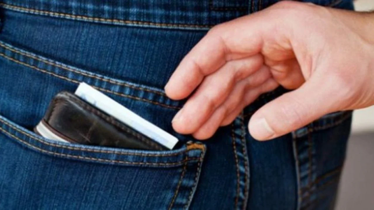 Ηράκλειο: Εκμεταλλεύτηκε την πολυκοσμία και του έκλεψε 1.000 ευρώ