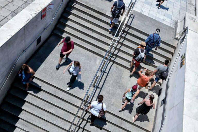 ΕΛΣΤΑΤ: Υπέρβαροι, καπνιστές και με πολλά προβλήματα υγείας ο ελληνικός πληθυσμός  – Αποκαλυπτική έρευνα