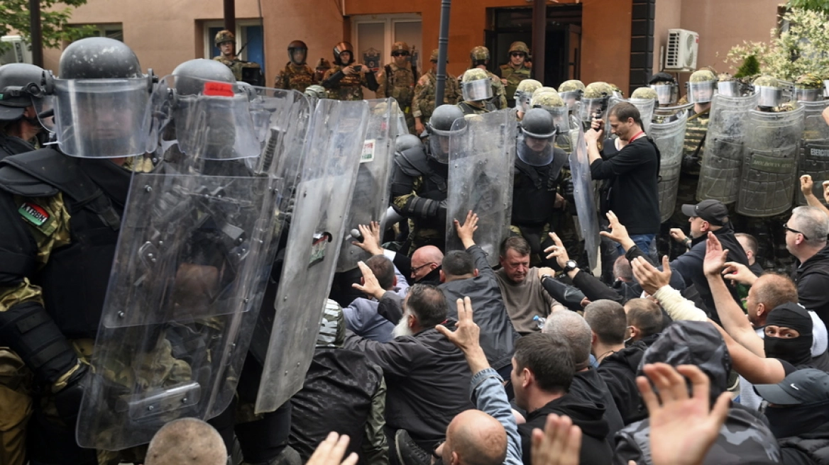 Κόσοβο: Δεκάδες οι τραυματίες από την άγρια σύγκρουση Σέρβων με στρατιώτες του ΝΑΤΟ