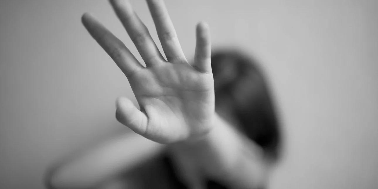 Ελεύθερος με όρους ο 38χρονος που κατηγορείται ότι μπήκε στο σπίτι της πρώην του και τη βίασε