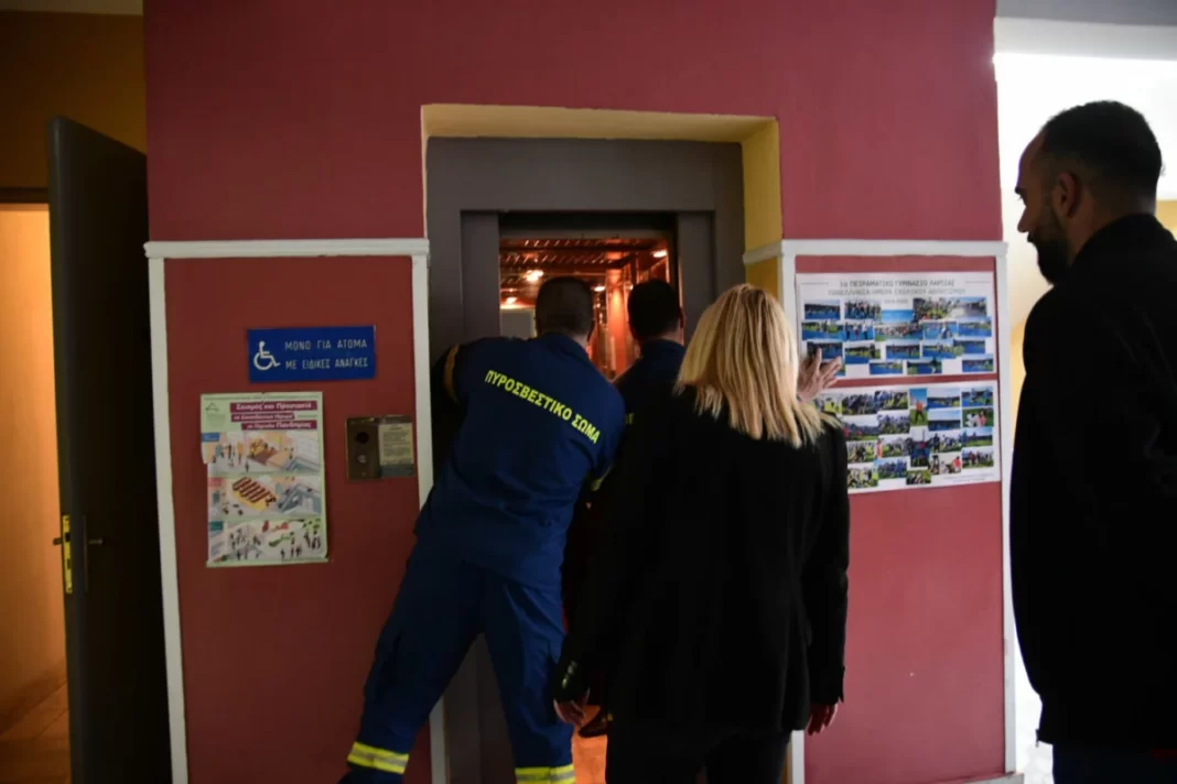 Εκλογές 2023: Πήγε να ψηφίσει και κλείστηκε στο ασανσέρ