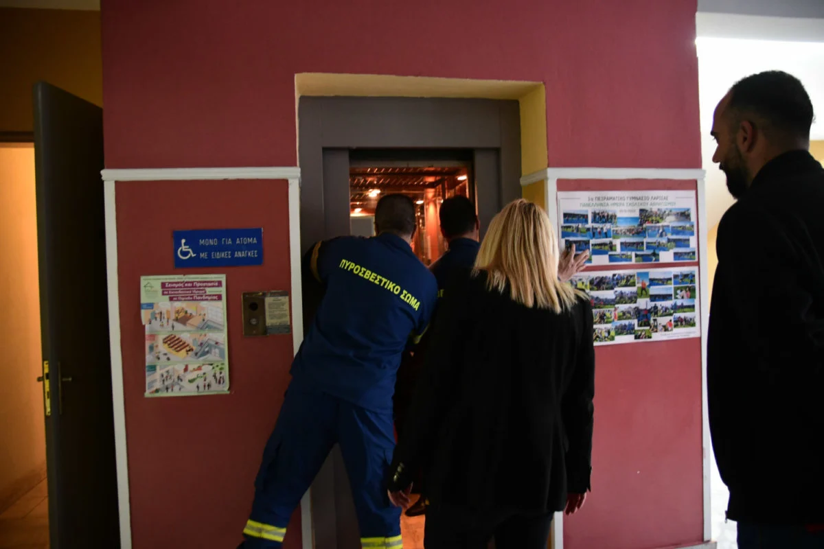 Εκλογές 2023: Πήγε να ψηφίσει και κλείστηκε στο ασανσέρ