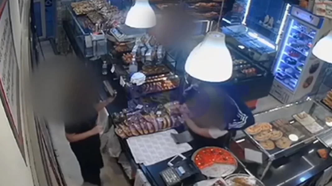Βίντεο: Τρόμος για υπάλληλο σε φούρνο - Ο ληστής της κόλλησε το όπλο στον κρόταφο