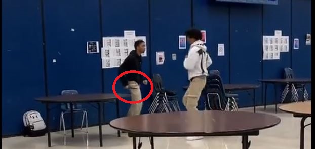 Μαχαιρώνει συμμαθητή του μέσα σε σχολείο στο Οχάιο – Σοκαριστικό βίντεο