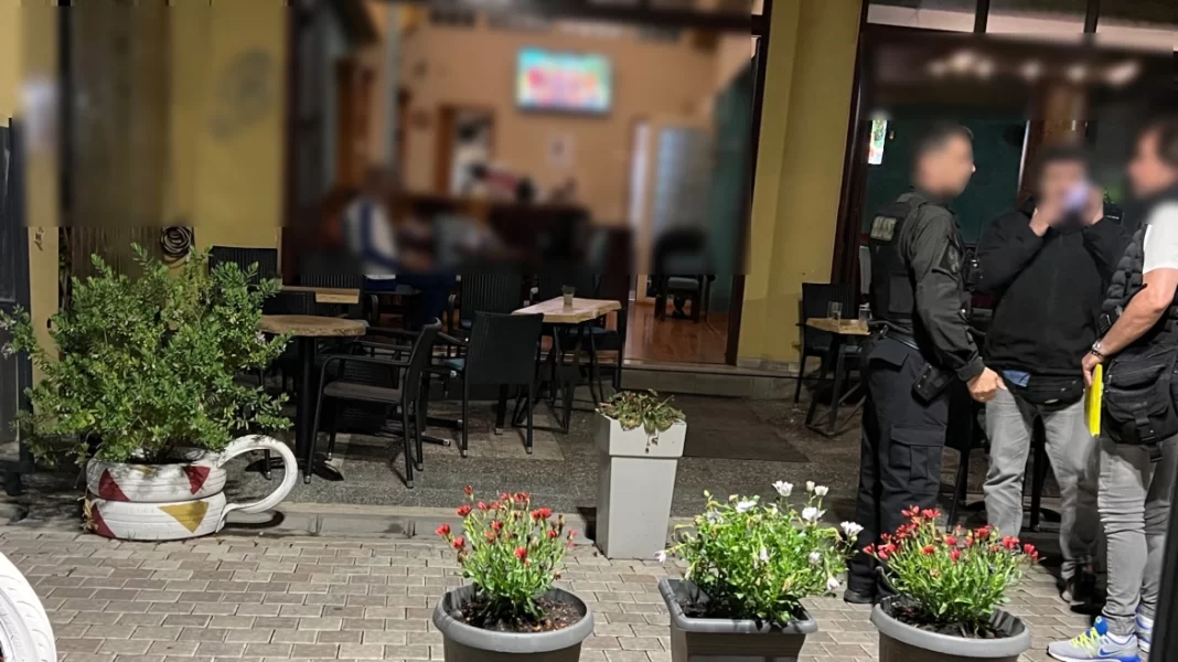 Μαχαιρώματα σε καφετέρια… για μια παρατήρηση – Τραυματίστηκε στον πνεύμονα ένας 52χρονος