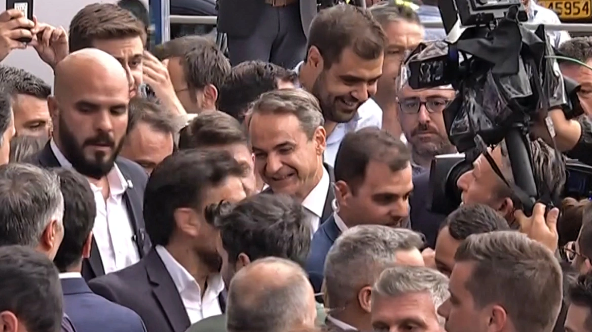 Εκλογές 2023: Έφτασε στα γραφεία της ΝΔ στην Πειραιώς ο Κυριάκος Μητσοτάκης