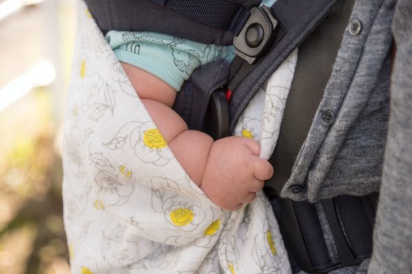Μωρό 15 μηνών κλειδώθηκε κατά λάθος στο αυτοκίνητο – Έσπασαν το τζάμι για να το βγάλουν