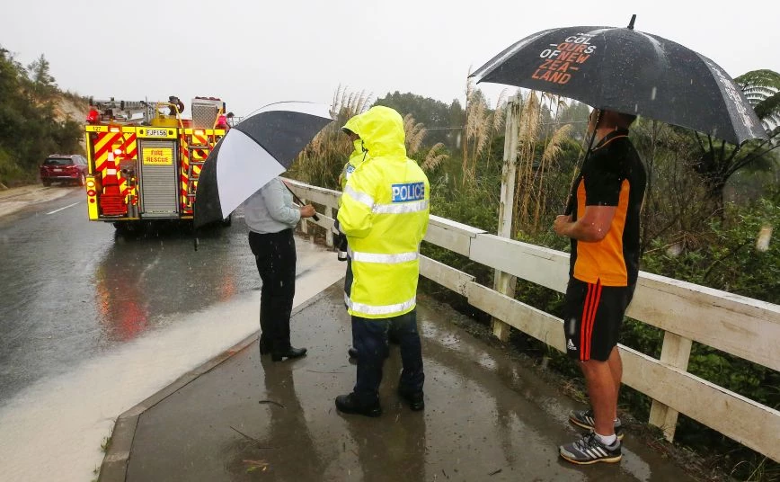 Φονικές πλημμύρες στη Νέα Ζηλανδία – Εντοπίστηκε το πτώμα αγνοούμενου μαθητή