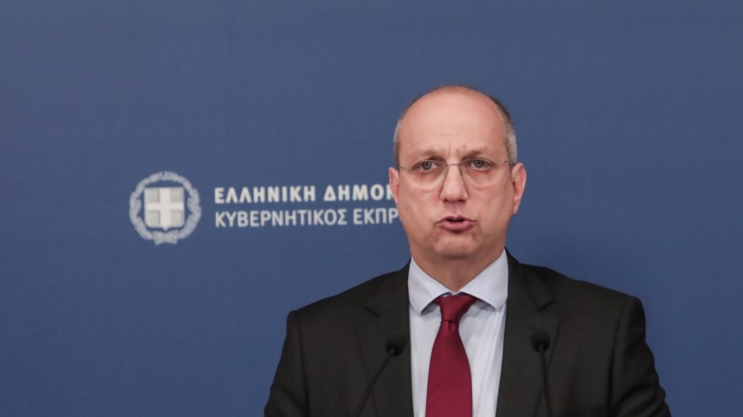 Οικονόμου: Η κυβέρνηση στηρίζει όλη την κοινωνία στη μάχη της ακρίβειας