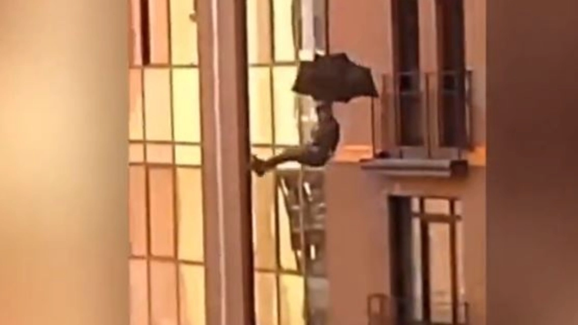 Άρπαξε μια ομπρέλα και έπεσε από τον όγδοο όροφο, πέθανε στο ασθενοφόρο - Δείτε βίντεο